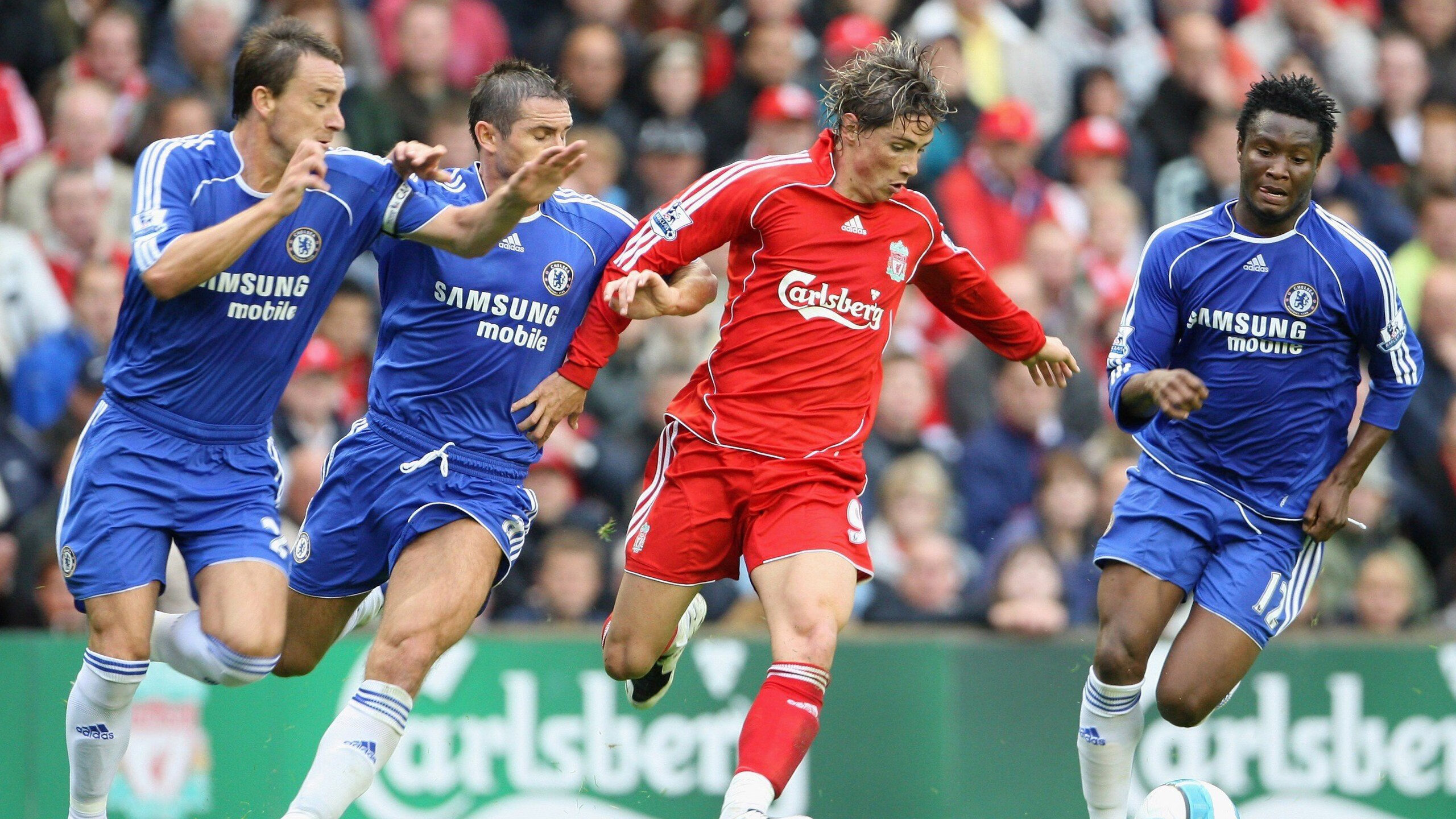 雪地飞盘公开赛 白色背景中橙色飞盘轨迹清晰可见